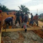 Babinsa Koramil 04/Pasirpenyu Serma Surya Hadi Wibowo Ikut Gotong Royong Mengecor Jalan, Dukung Infrastruktur Pembangunan Desa 1779770752-picsay