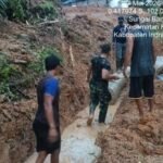 Babinsa Ramil O4 Pasirpenyu Koptu Dedi Ismanto Bantu Warga Binaan Pasang Gorong-Gorong di Desa Sungai Banyak Ikan IMG-20260507-WA0032