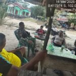 Jaga Keamanan Lingkungan, Babinsa Ramil 04 Pasirpenyu Koptu Dedi Ismanto Gelar Komsos di Desa Sungai Pasir Putih IMG-20260514-WA0026