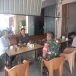 Babinsa Koramil 04/PP Laksanakan Komsos di Kelurahan Sekar Mawar, Ajak Warga Jaga Keamanan Lingkungan 1780724701-picsay