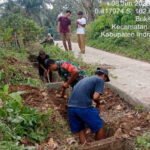 Wujud Kemanunggalan TNI-Rakyat, Babinsa Koramil 04/PP Bantu Warga Bersihkan Saluran Air di Desa Bukit Selanjut 1780890710-picsay